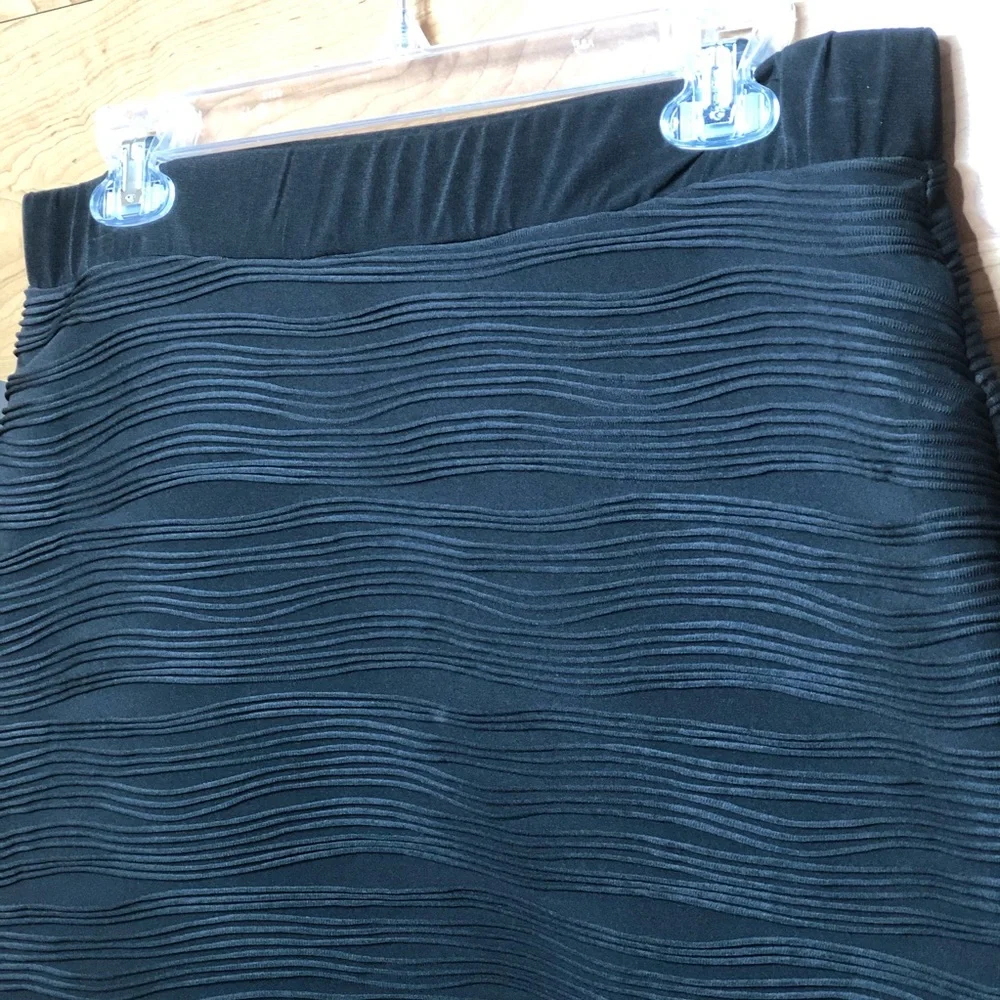New Directions Large Ribbed Lined Black Midi Skirt